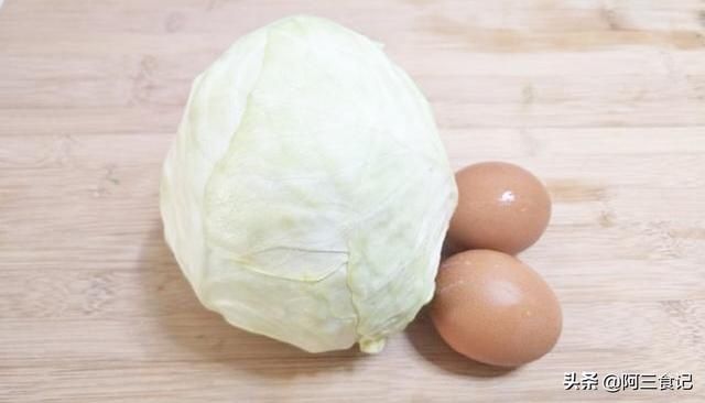 鸡蛋块儿|包菜加2个鸡蛋，外婆教我的特别做法，开胃又营养，比吃肉还下饭