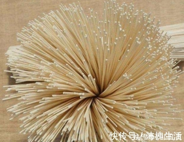 买面条时,若看到这“两个字”,千万不要吃更别买,别因贪吃闯祸