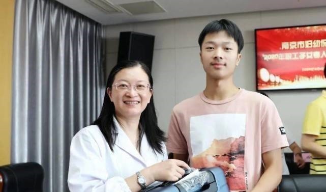 刘女士|儿子收到清华通知书,宝妈忙发朋友圈炫耀,评论区却让她“心寒”
