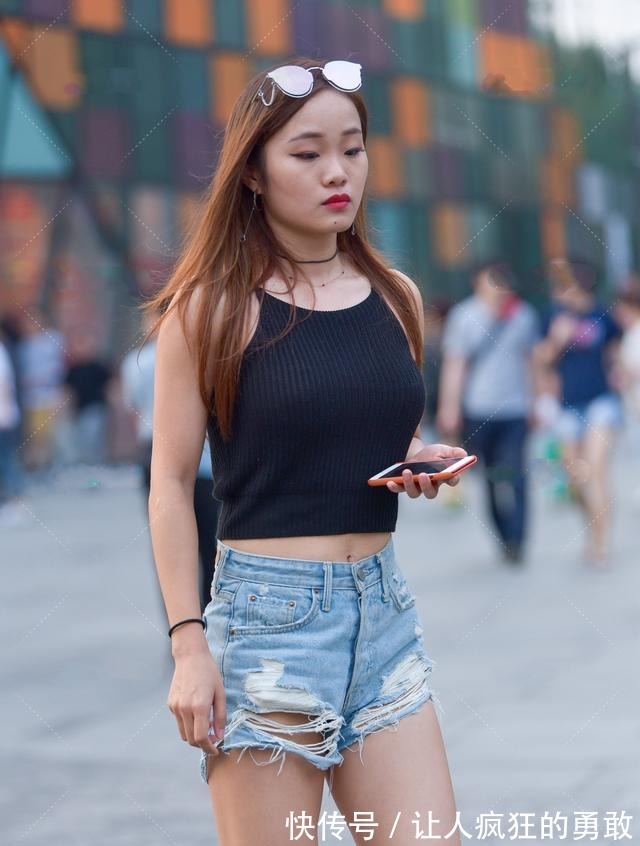 性感 破旧粗犷破洞裤,搭配纯黑短背心,性感优雅又不失个性!