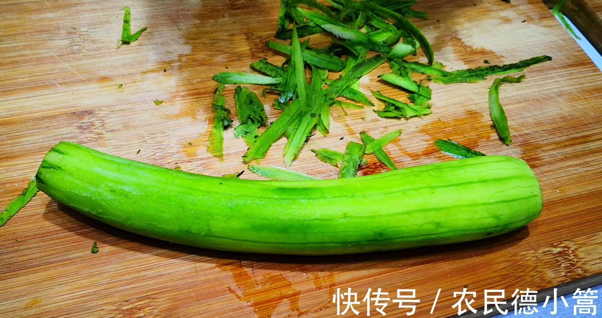 炒丝瓜时，最忌直接下锅炒，教你1招，丝瓜翠绿不发黑、还不出水