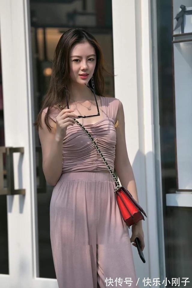 吊带 小姐姐身穿粉色吊带搭配粉色阔腿裤少女心满满,高级感十足