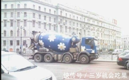 |搞笑GIF趣图:漂亮美女的跳高方法,真可爱