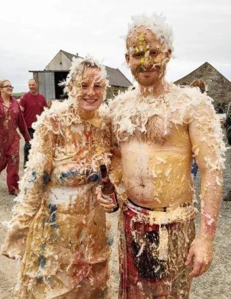 新郎新娘|各国婚礼奇葩习俗盘点,有些实在太搞笑了