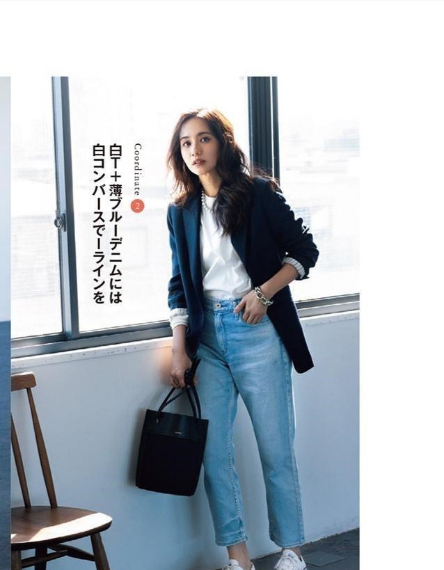 黑白色 秋天靴子已经失宠了,今年流行帆布鞋,时尚减龄!