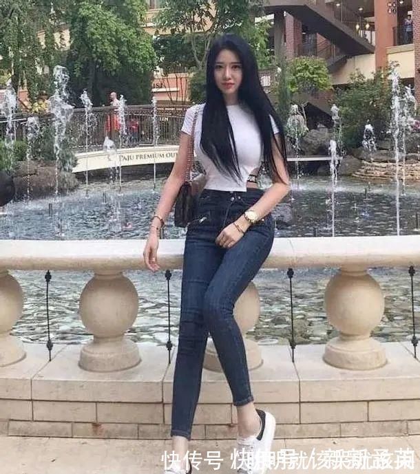 身材比例|牛仔裤突出了女性成熟优雅的气质，展现完美的身材比例