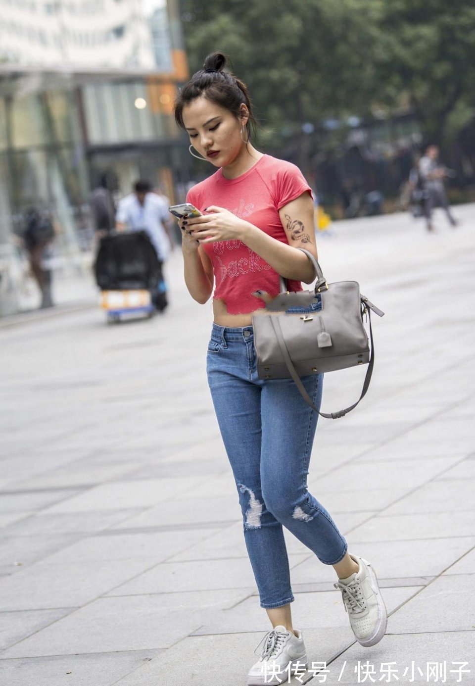 动作|撩头发的动作好迷人,第一眼虽然不会吸引你,但是看久了才会懂得