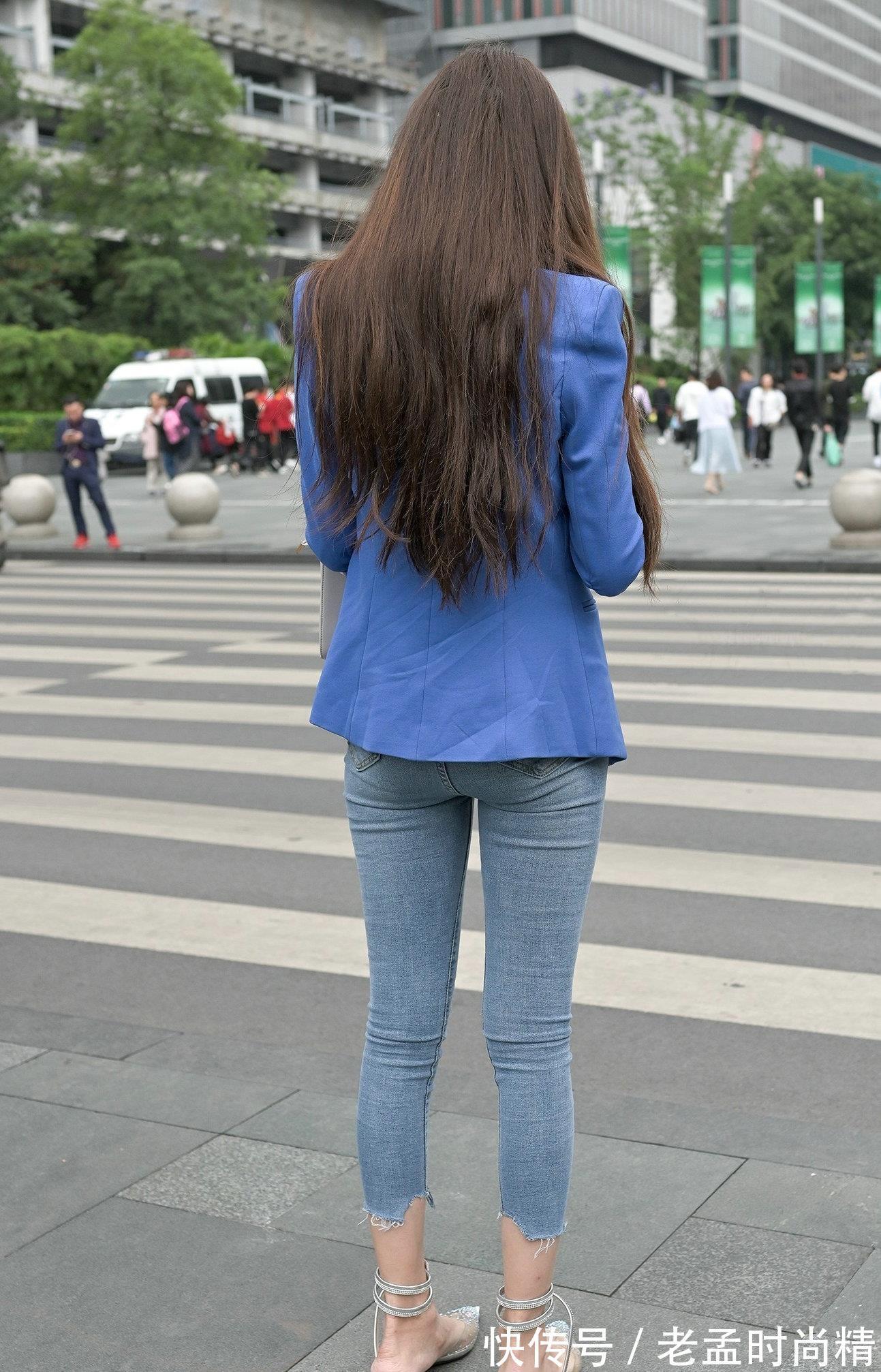 紧身裤|时尚街拍:用西装外套来搭配连衣裙,确实更能体现女生优雅的一面