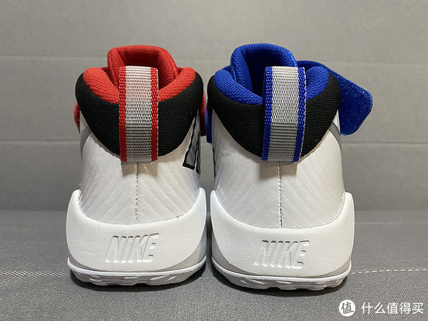 过年给小朋友买双鸳鸯颜色的Nike Team Hustle D 9