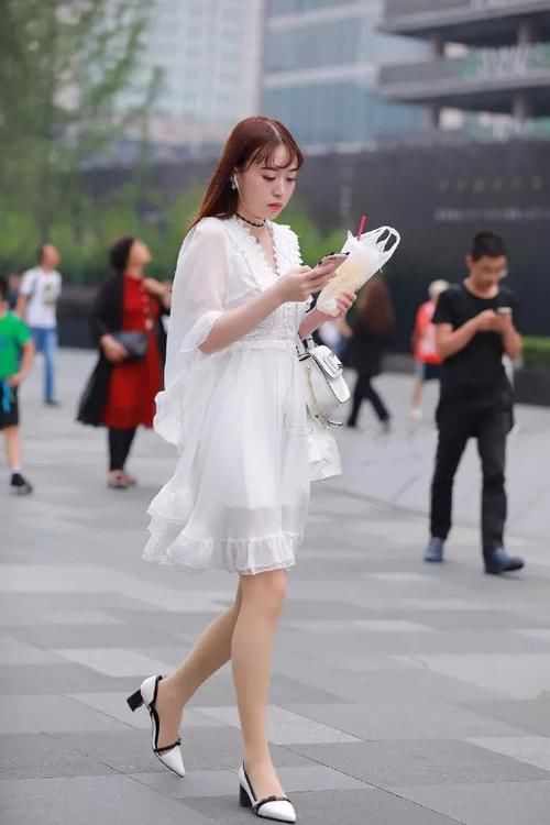 长款大衣搭配一双黑色的高跟鞋，就可以简单凸显造型，有韵味