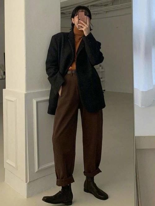 冬天怎么穿更潮流？试试“薄打底＋厚外套”，时尚达人最爱