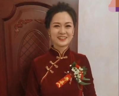 “低调婆婆”展现教科书式穿搭，参加婚礼穿暗色旗袍，儿媳很感恩