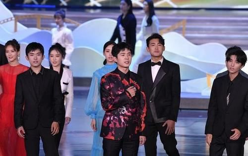 中国名人榜|四字弟弟的笑容,是最美的风景,易烊千玺的努力,让他风生水起!