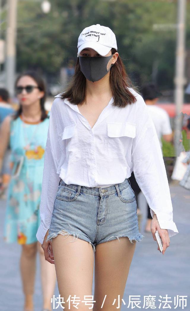时尚街拍,小姐姐长袖衬衫配超短牛仔性感迷人,大长腿格外吸晴!