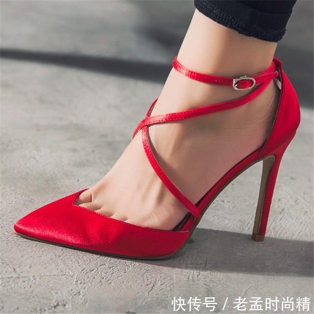 女人的鞋柜里永远少一双鞋子百搭尖头高跟鞋让你显瘦高挑又时髦