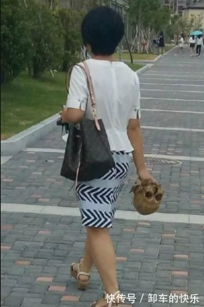 |幽默笑话：晚上下班的时候，在公交车上捡到了一个钱包