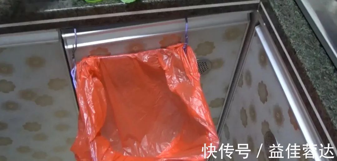 生活家:旧衣架别再扔了,折一折,放在厨房有大用处