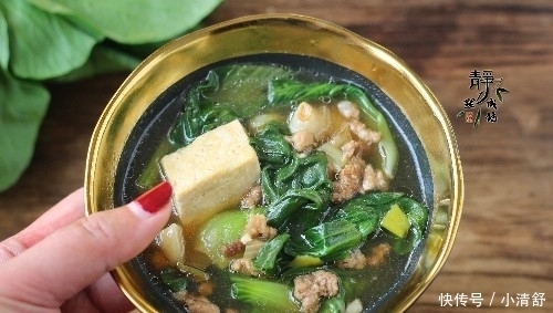 中午用2两肉炖了1锅菜，汤鲜菜香，无肉不欢的老公也抢着吃