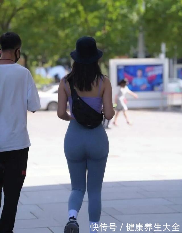 运动鞋 黑色复古运动鞋搭配灰色新潮短裤,比较温婉的样子,温柔的感觉!