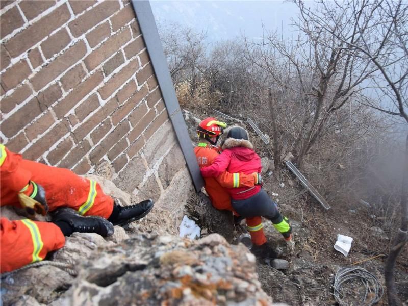 消防员|壹现场丨游客攀爬野长城被困 北京密云消防历时8小时艰难搜救