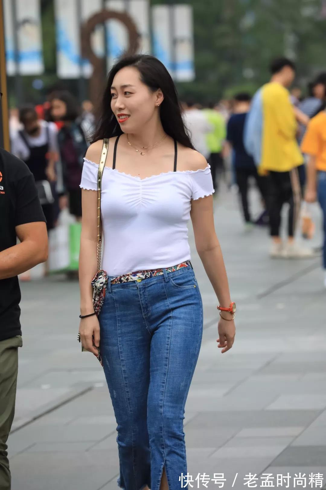 路人|街拍路人,简约又普通的衣服搭配高跟鞋,让你变得成熟干练又大气