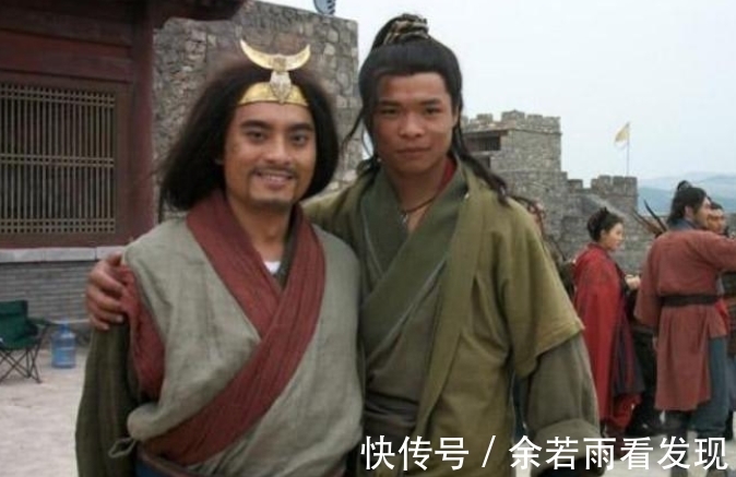 董平#水浒中有一剧情漏洞,方腊派出两大蠢人,杀了梁山一方的两大蠢人