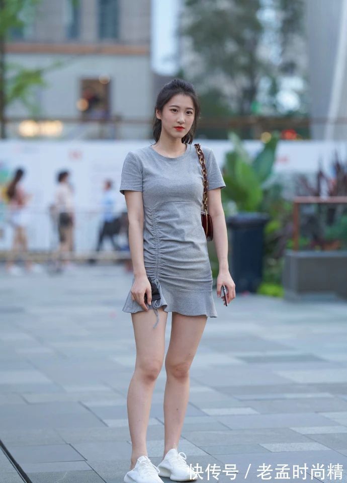 灰色裙子|街拍:穿灰色裙子的时尚女生