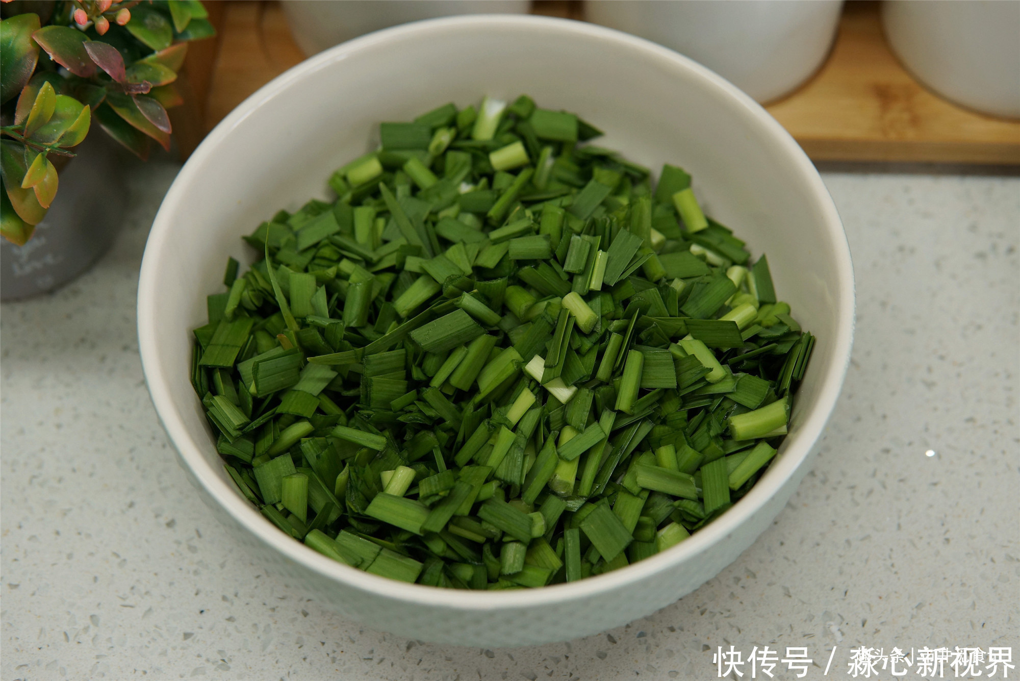 小时候|小时候在农村没少吃这东西,比韭菜盒子简单,皮薄馅多,总不够吃