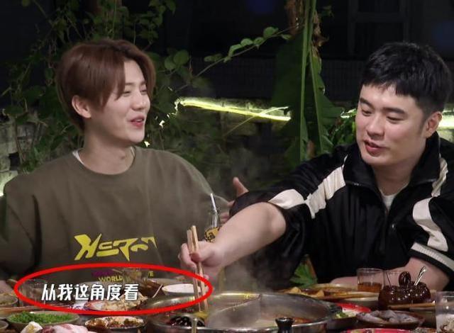 皮膚狀態(tài)|關(guān)曉彤扮成員工探班《五哈》鹿晗只顧看女友不吃飯,眼神寵溺