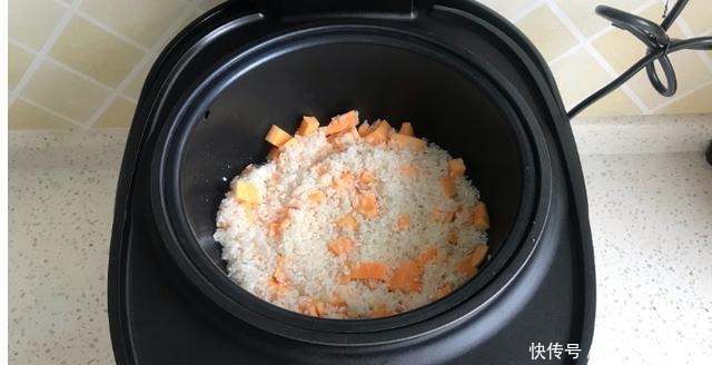 米饭我们经常吃,加上一点红薯,吃的更加健康营养