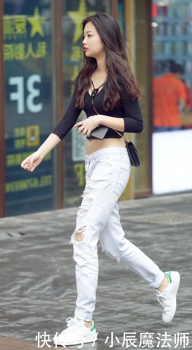 靓女|路人街拍,靓女搭配了一条白色的破洞牛仔裤,充满青春活力