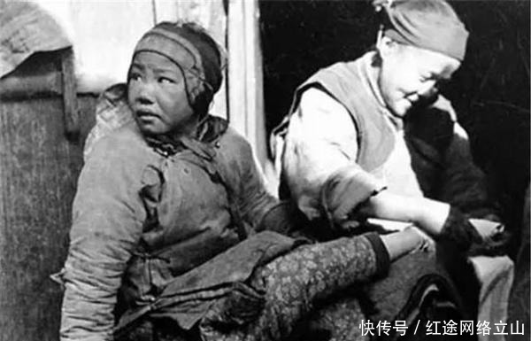 一是|晚清时期的老照片：图一是“女教师和女舍监”的合照