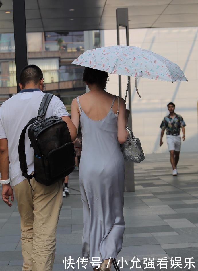 穿搭|美女爱穿连衣裙，穿搭时尚气质高雅，身材绝佳不输儿媳