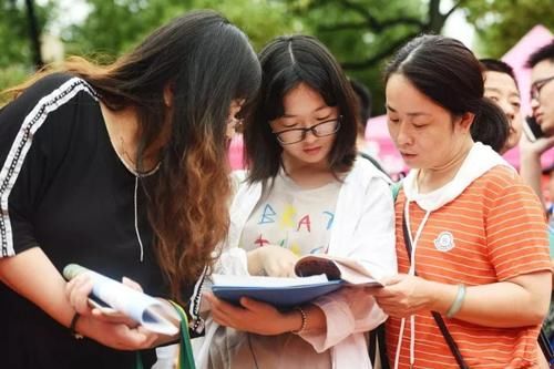 高考填志愿，选省内大学还是省外大学？聪明的考生会这样选