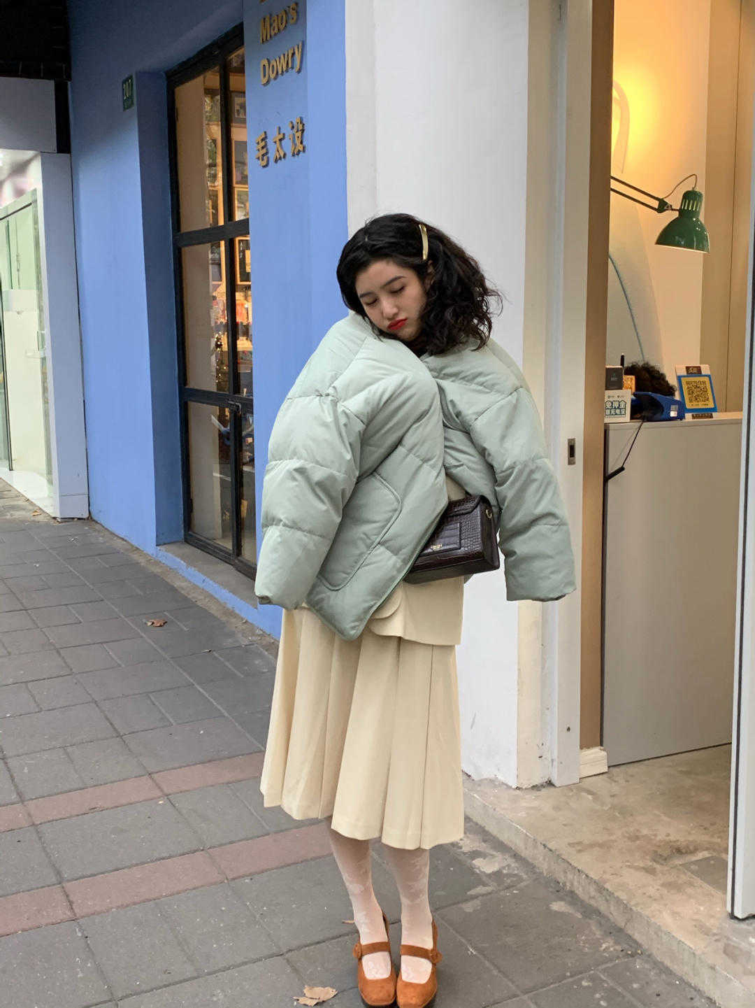 米黄色|别再说冬季单品穿不出减龄效果了!码住这四套造型,唯美又有气质