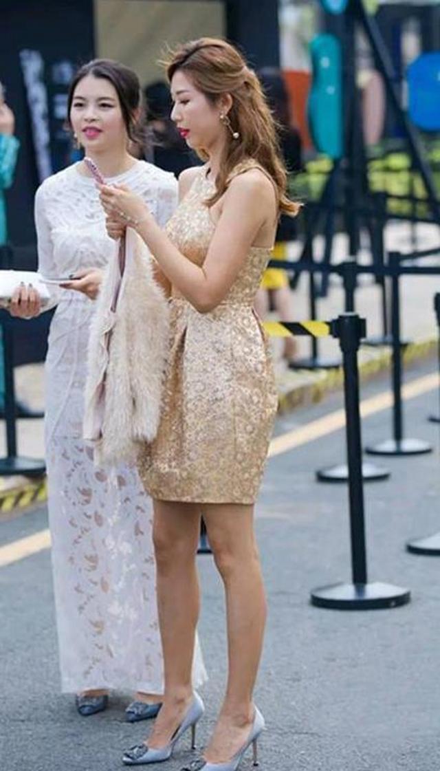 街拍纯白色套装衣,尽显女性风采