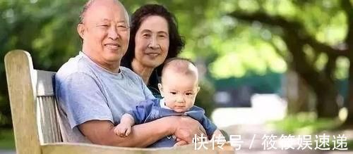 育儿观|爸爸带娃偷偷来看爷爷,看到爷爷的表情后,可以说真的是很宠溺了