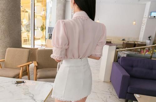 气质|韩国网红模特孙允珠粉色蕾丝花边衬衫搭配白色高腰修身A字裙网拍