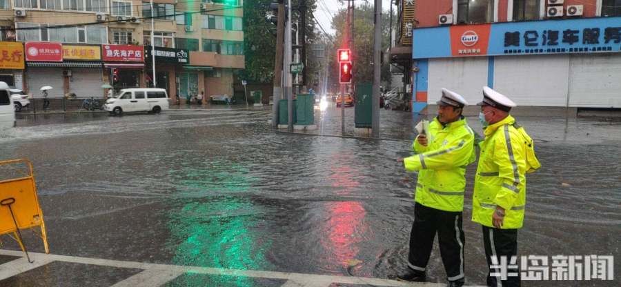 道路|减速慢行！交警雨中执勤，守护道路安全畅通