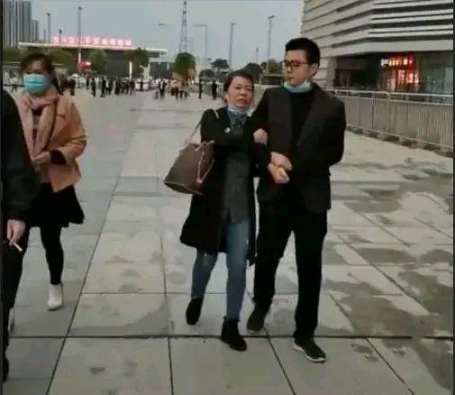 祖孙俩|奇奇终于见到爷爷,祖孙俩的对话萌化人心,舅舅神点评