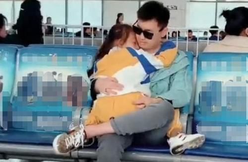 岔气|爸爸喂女儿吃西瓜,镜头转向儿子,网友笑岔气:儿子充话费送的吧