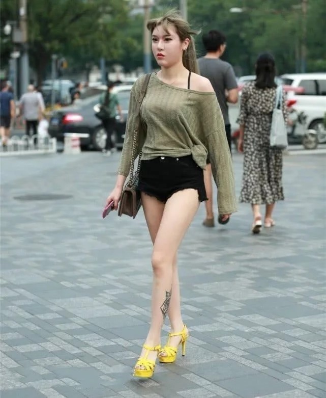 身穿白色|街拍:长发美女身穿白色连衣裙,气质高雅,显得时尚美丽又大方