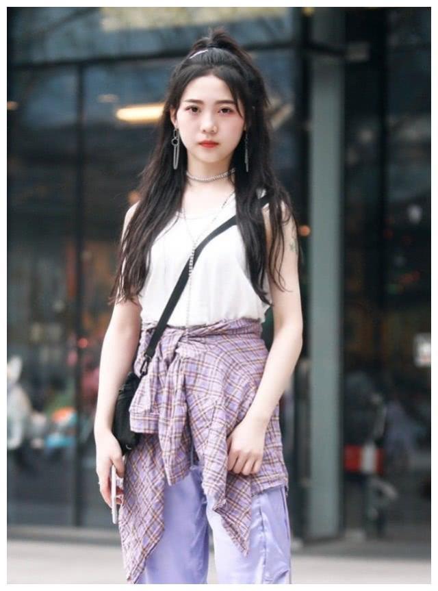 魅力|街拍:长相俊美气质优雅的小姐姐,秀发也非常有魅力