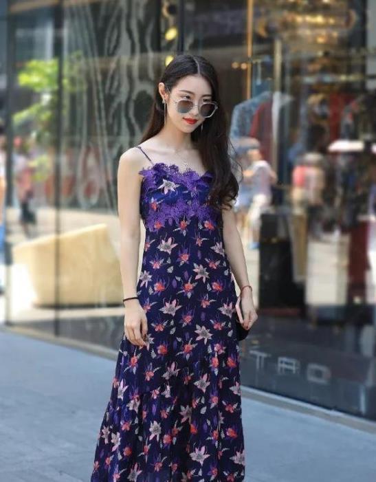 魅力|街拍:香草美人的美女,黑色背心配蓝色休闲裤,魅力气质共存