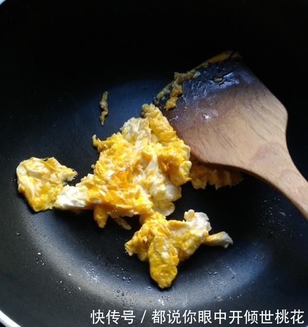 木耳炒鸡蛋|这菜，含铁量是猪肝的3倍，是核桃的6倍，女性常吃补血养颜