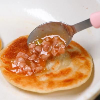 美食|饺子皮做的新美食，酥脆酱香饼