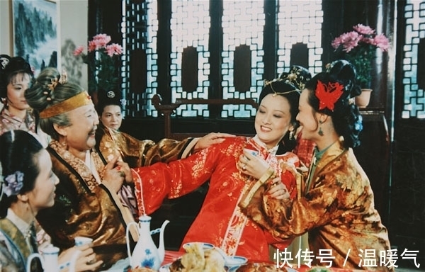 螃蟹宴@王熙凤在贾母跟前有多会说?这三次奉承话,大多数人都不会