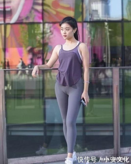 腿型 “婴儿肥”的打底裤美女,“承包”了整片街区的亮点!