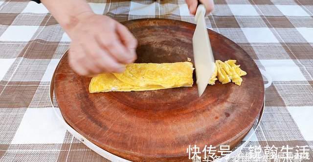 冬天这样吃菠菜，比红烧肉还下饭，加上两个鸡蛋，10分钟就上桌