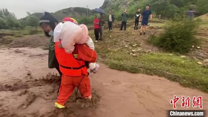 暴雨|呼和浩特土左旗突降暴雨 消防员河道救出11名游客